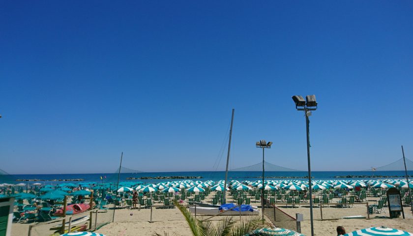 ombrelloni sulla spiaggia