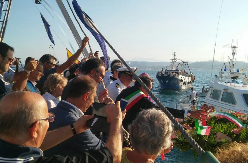 La processione in mare della Madonna della Marina