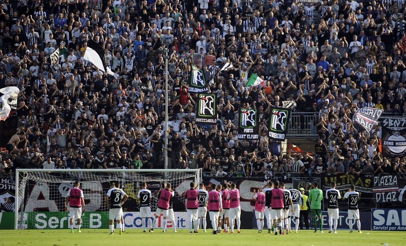 Ascoli Picchio squadra curva tifosi