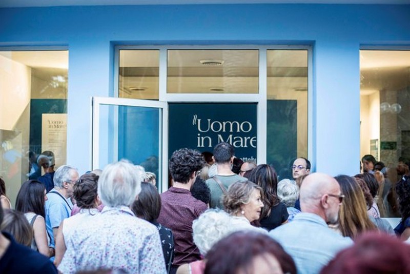 mostra uomo in mare