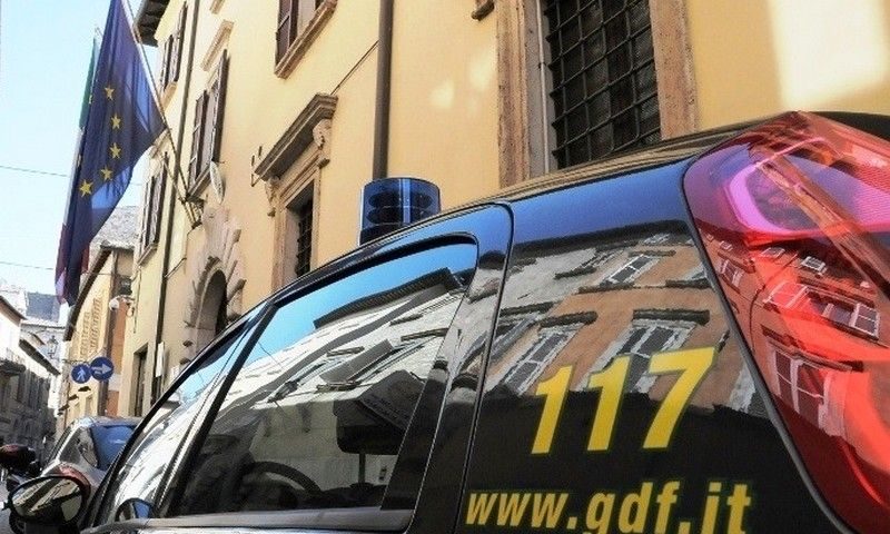Sequestro di beni e disponibilita’ finanziarie per evasione nel settore del commercio all’ingrosso di computer