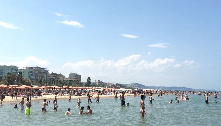 i turisti fanno il bagno a san benedetto