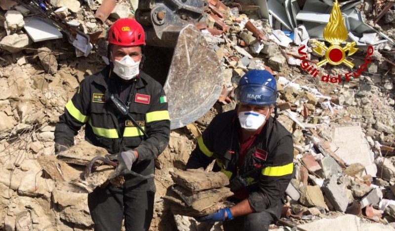 vigili-del-fuoco-arquata-archivio-terremoto