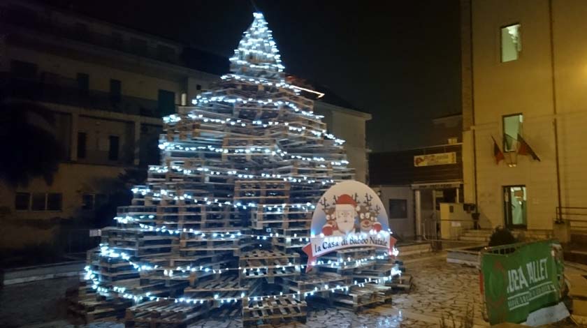 albero natale piazzale Iotti