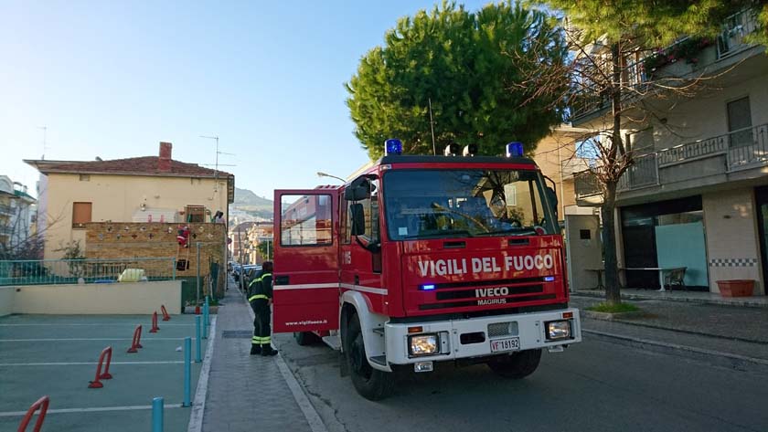 vigili del fuoco a porto d'ascoli