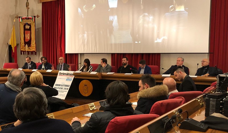 Grande partecipazione all'acceso forum elettorale a Palazzo dei Capitani