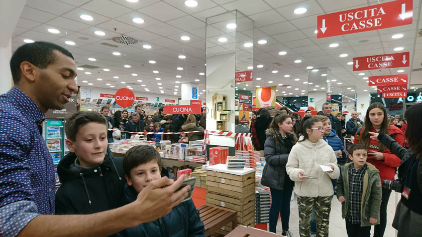 Mudimbi alla libreria Mondadori