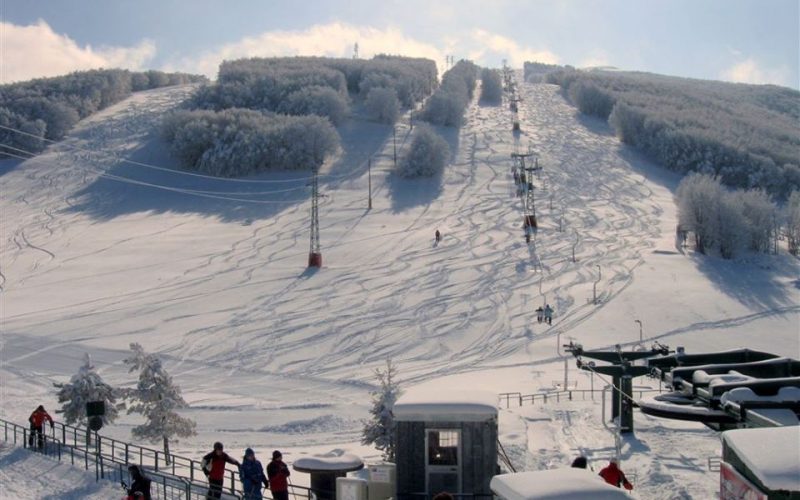 Monte Piselli, l’impianto di risalita resta un rebus senza le risorse necessarie. Nuovo intervento di Ameli (Pd): “Ora si volti pagina con un piano B e il coinvolgimento di Cai ed Unicam”