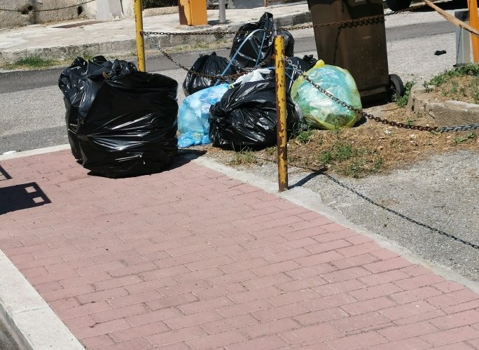 Nuova raccolta rifiuti: chiarimenti su utilizzo e tempistiche dei cassonetti intelligenti