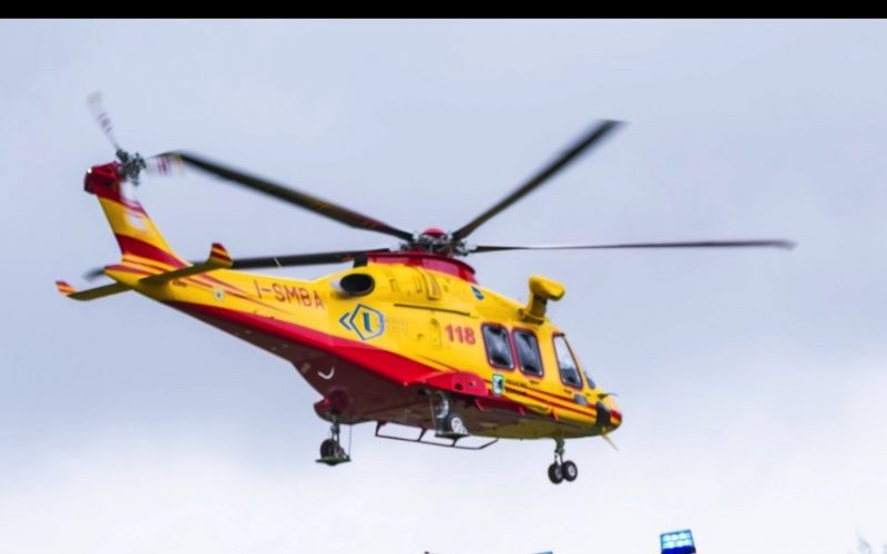 Cade in casa, 60enne trasportato al “Torrette”