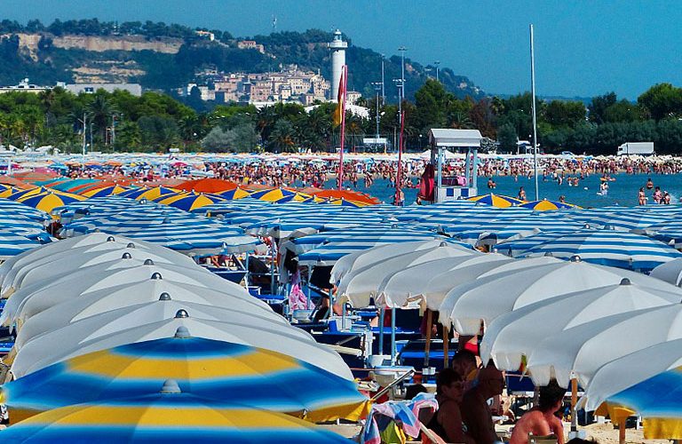 Turismo, via libera al piano regionale 2026-2028: strategia e risorse per consolidare la crescita delle Marche