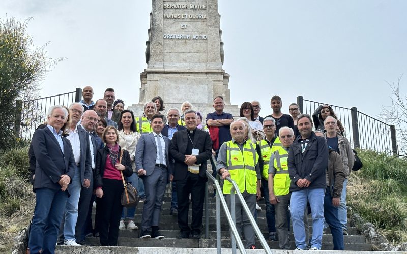 Ripulita dalle scritte la statua del Cristo Redentore