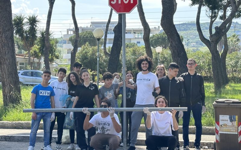 Una raccolta rifiuti e  un incontro in Convitto con l’ambientalista Roberto Cameli