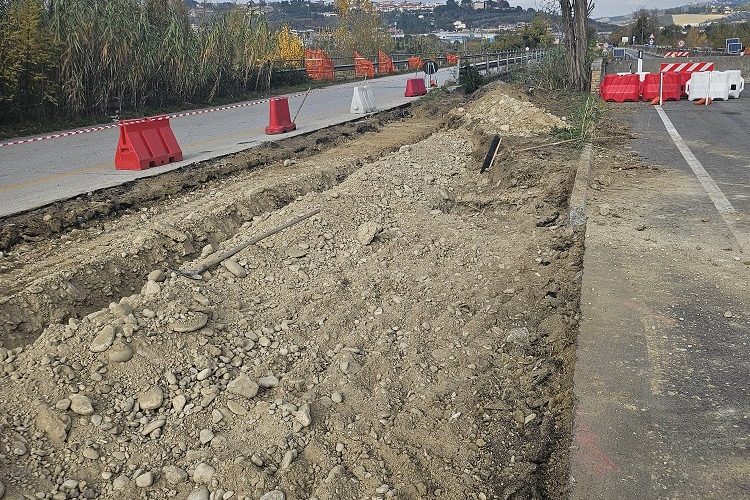Ritrovato ordigno bellico lungo il Tronto: sospesi i lavori sul ponte “Ancaranese”