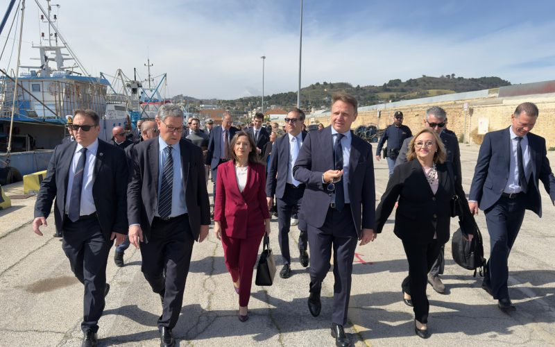 Lollobrigida: “Abbiamo evitato il taglio delle giornate di pesca”