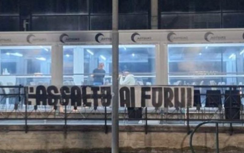 Uno striscione contro la panetteria Assalto ai forni