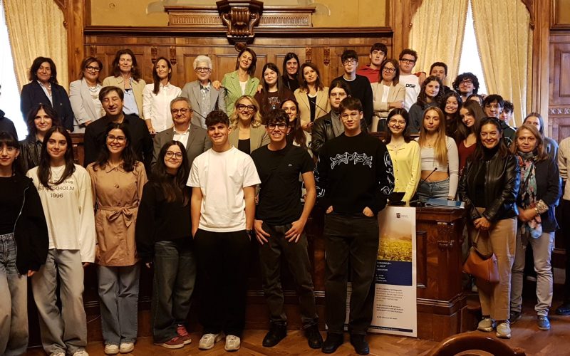 Studenti e docenti del progetto Erasmus + nella sala consiliare. Consegnati gli attestati comunitari nella settimana europea dedicata alla mobilità internazionale