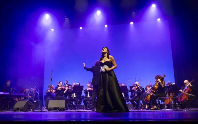 Trenta artisti diretti da Molinelli rendono omaggio a Mia Martini. Chiude il Festival “Filo di Arianna”