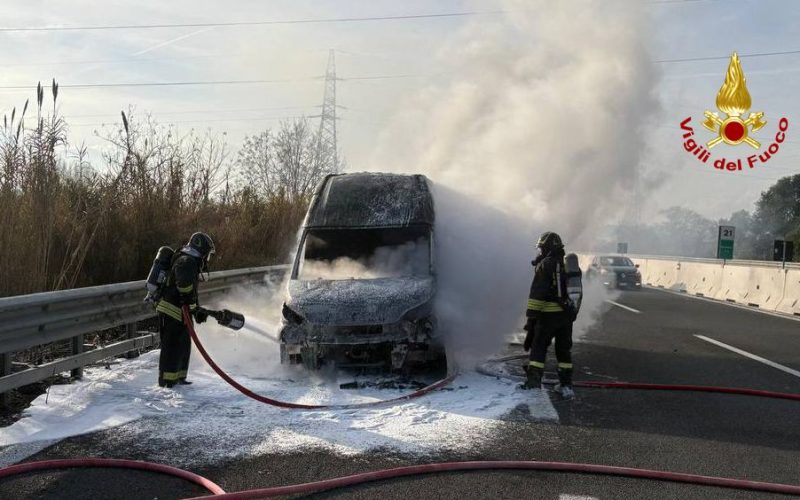 Furgone prende fuoco sull’Ascoli-Mare