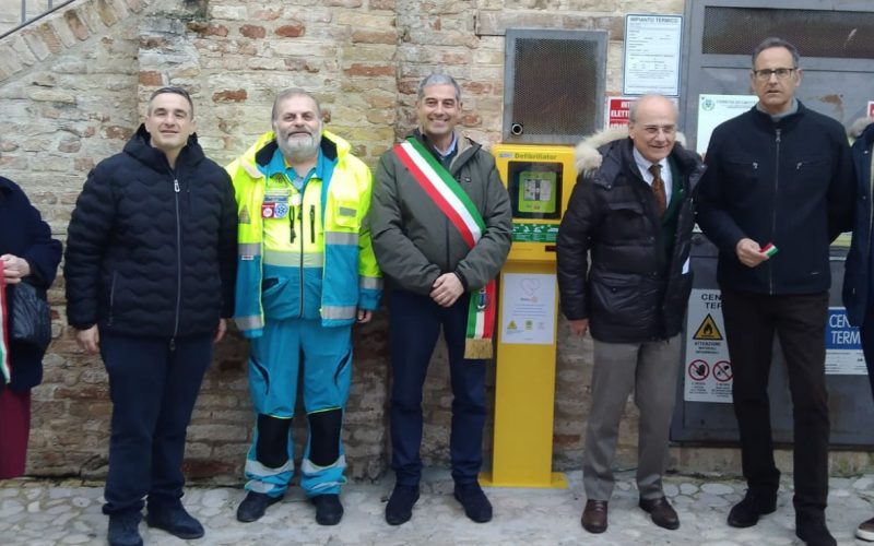 Con la donazione fatta dal Progetto *Rotary a cuore aperto*, Piazza Peretti di Grottammare gode di un servizio salvavita