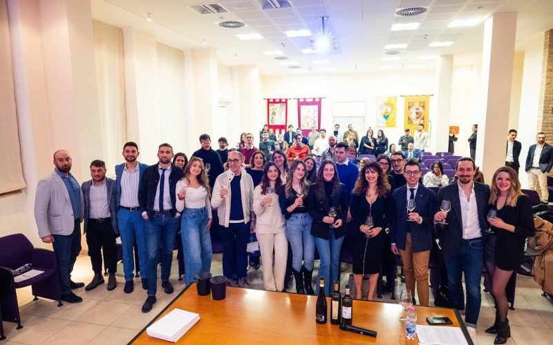 ‘Vini in Maschera’, torna l’atteso appuntamento allestito dal gruppo giovani soci della Banca del Piceno. La seconda edizione al ristorante Harena di San Benedetto