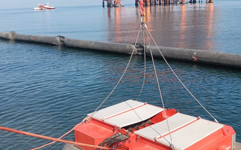 Collisione contro la piattaforma “Sarago Mare A”: sversati in mare diecimila litri di gasolio. Scatta l’allarme a Porto Sant’Elpidio, ma è l’esercitazione antinquinamento coordinata dalla Guardia Costiera di San Benedetto