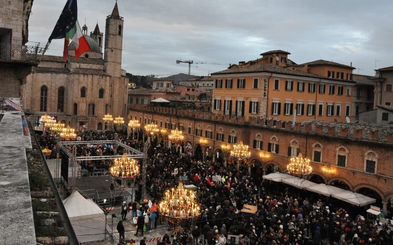 Carnevale di Ascoli, il centro invaso da maschere e visitatori, gli appuntamenti conclusivi fino alla cerimonia di premiazione