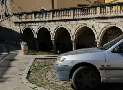 Polemica sul lavatoio pubblico: Cappelli attacca: “Un bene storico lasciato al buio e soffocato dal parcheggio selvaggio”