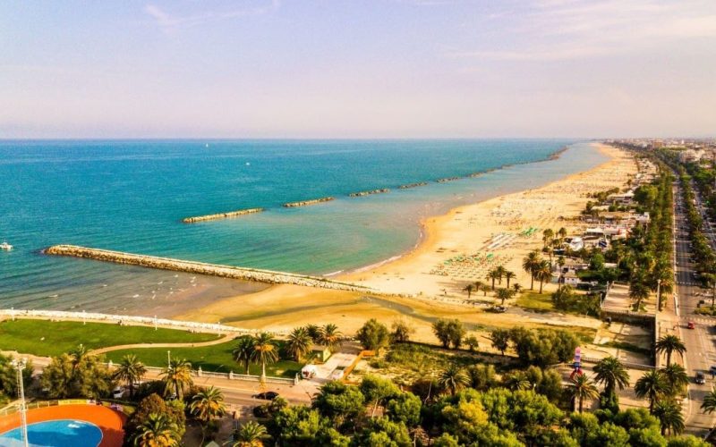 Stagione balneare dal 30 maggio al 7 settembre: la Regione Marche trova la sintesi sul salvamento