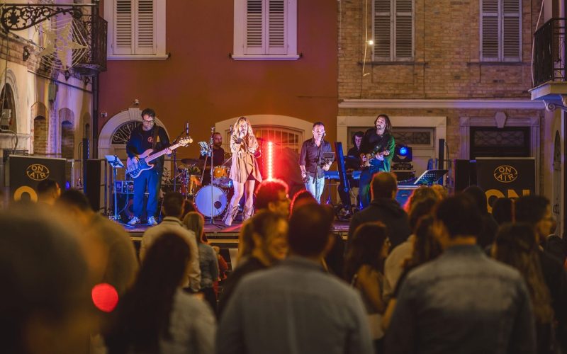 Gli ‘On Air Band’ tagliano il traguardo dei 22 anni di attività e si preparano a portare sul palco tante novità. Un tour con i brani che hanno segnato la storia della musica