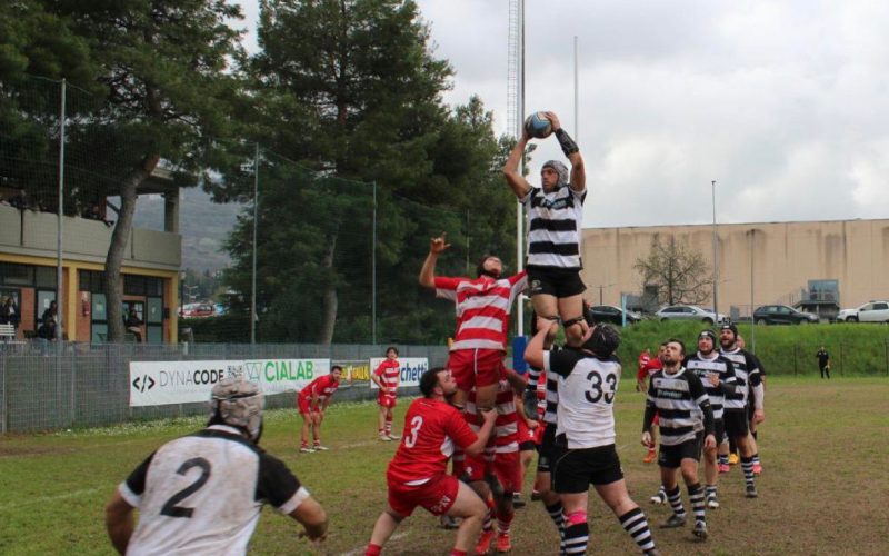 L’Amatori Rugby Ascoli conquista il primo successo grazie ad una splendida rimonta. In casa contro il Fabriano finisce 20-15, al termine dell’incontro il tradizionale terzo tempo