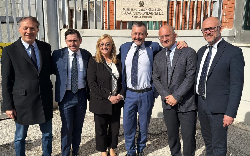 Il sottosegretario Delmastro al carcere di Ascoli: “Più organico, ma resta sovraffollamento”