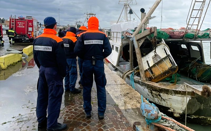 Peschereccio rischia di affondare nel porto di San Benedetto