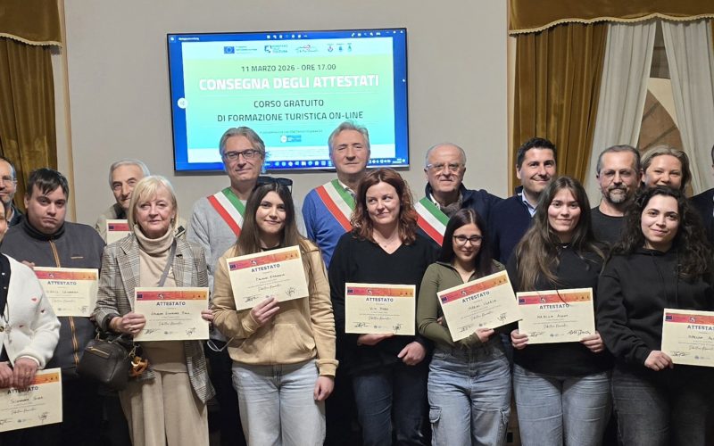 Progetto ‘Sibillini Romantici’, consegnati gli attestati del corso di formazione per operatori turistici e agroalimentari. La cerimonia nella sala consiliare del comune di Amandola