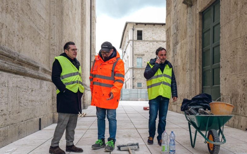 Lavori piazza Arringo, riemergono i tesori cittadini: scoperto un pavimento romano del I secolo avanti Cristo. Fioravanti: “Il travertino bianco rappresenta storia e identità”
