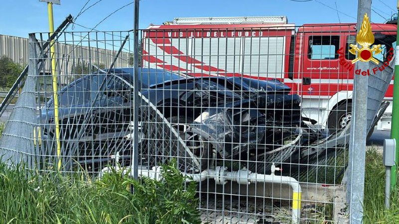 Auto finisce contro una tubazione del metano, illeso il conducente