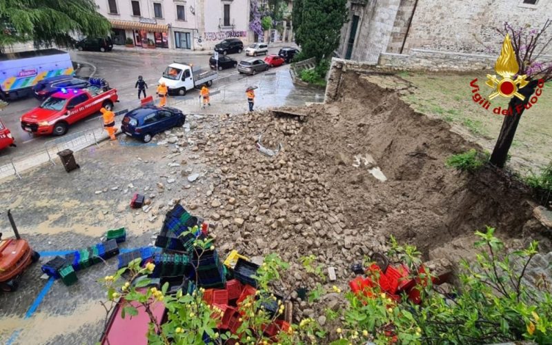 Forti piogge, a Porta Romana muro crolla sopra una vettura
