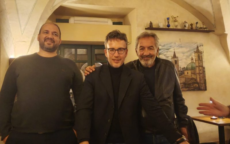 Ascoli Piceno, l’Aperitivo Filosofico accende il dibattito. Fusaro e Bergamaschi presentano il libro contro il ‘pensiero unico’: “L’unico antidoto a ciò che oggi domina, media, università e politica”