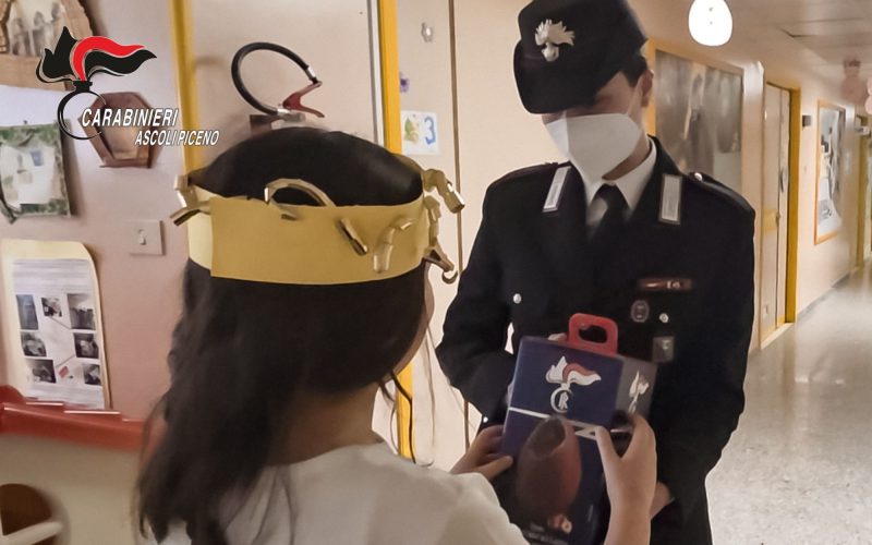 Carabinieri augurano Buona Pasqua in pediatria