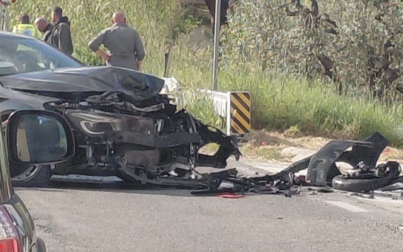 Violento impatto tra auto e moto, una persona ferita in modo grave
