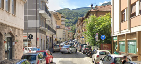 Via il disco orario in via Tranquilli, la sosta torna libera