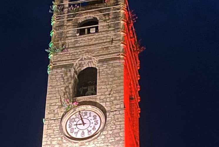 Palazzo dei Capitani e il colle dell’Annunziata si illuminano di Tricolore per celebrare gli 80 anni del Consiglio comunale