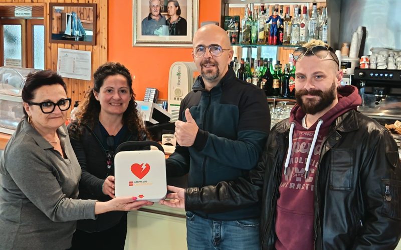 Consegnato il defibrillatore al ristorante Il cacciatore di San Marco da parte dei partecipanti al capodanno posticipato ‘Closed 2025’