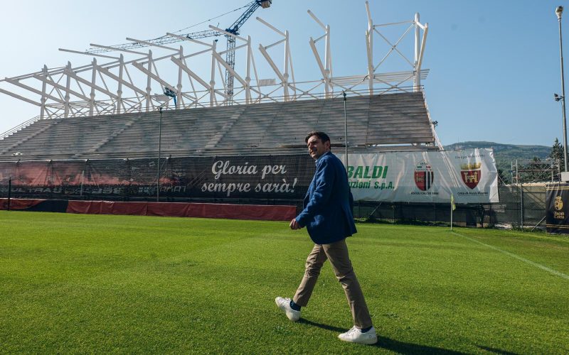 Curva Sud Rozzi, ultimata la sistemazione di tutti i gradoni del nuovo settore. Il sopralluogo del sindaco Fioravanti: “La casa dei tifosi bianconeri sta tornando, adesso inizieremo le finiture”