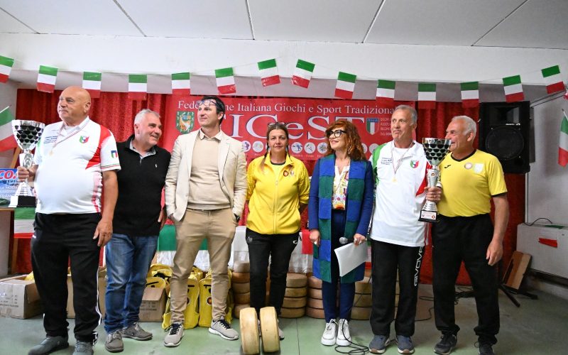 Campionato italiano lancio del formaggio a coppie: a Castel di Lama assegnati i titoli tricolore. Festa per il quarto di secolo dell’evento sportivo che si è chiuso in centro storico