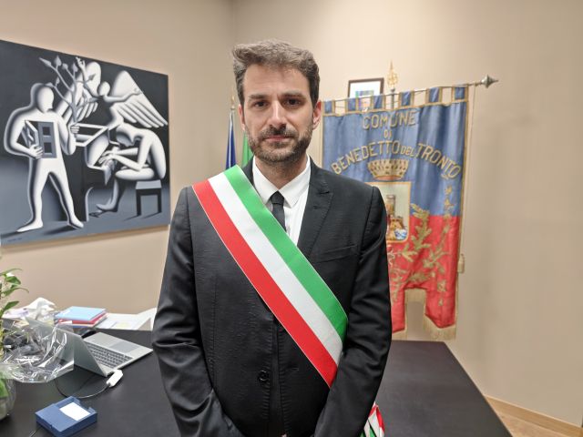 San Benedetto, la netta vittoria di Mozzoni ridisegna i nuovi equilibri del cambiamento culturale e politico provinciale. Le strategie trasversali di Castelli e Agostini sempre più ai margini rispetto al rinnovamento in atto