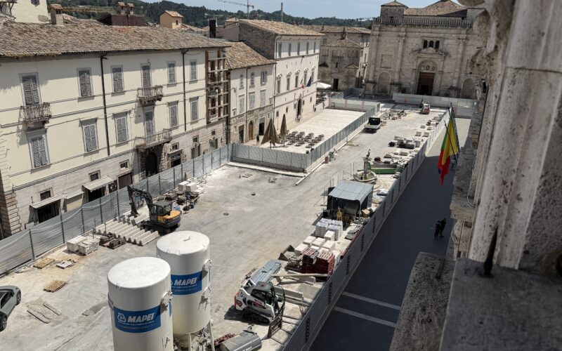Lavori in Piazza Arringo, ingresso al Giardino dell’Arengo solo dal portone di via Tornasacco