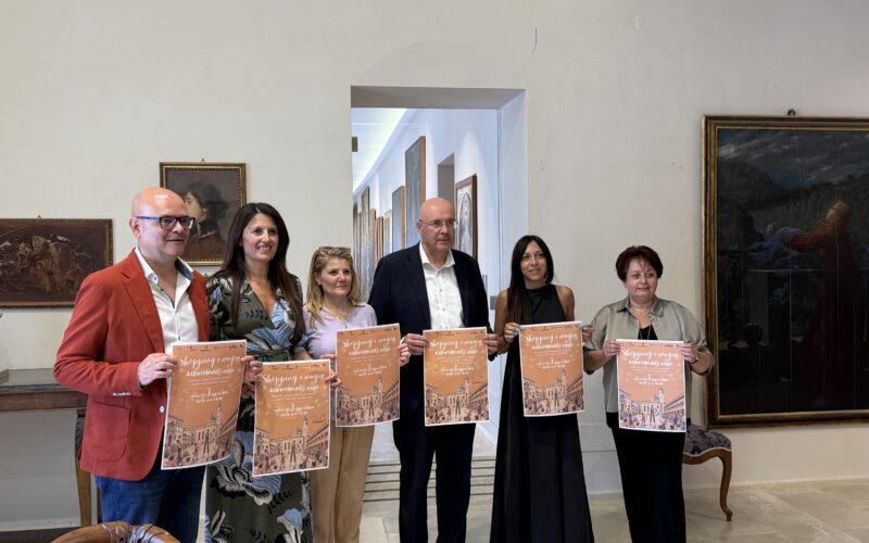 Musica, divertimento e negozi aperti nel Centro storico  con “Shopping e Magia”
