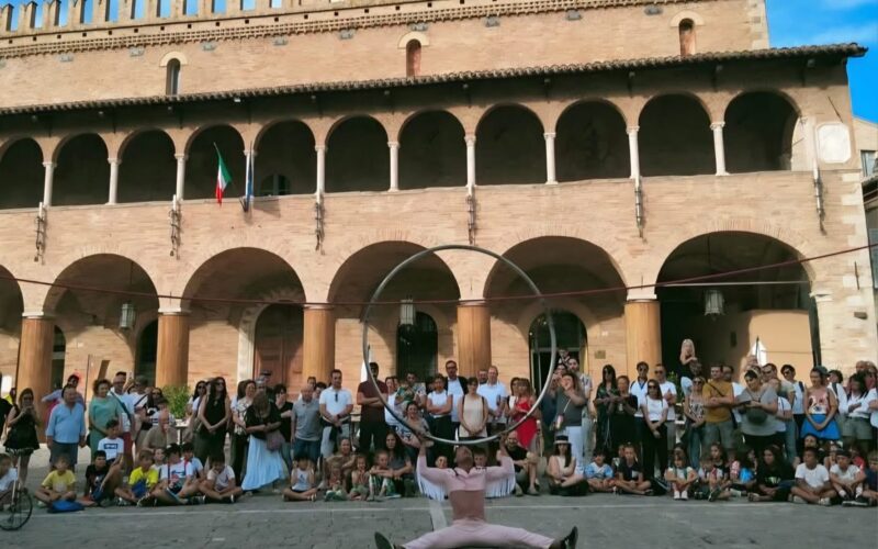 Figura Offida Festival, l’estate entra nel vivo. Il centro storico si trasforma in un monumentale teatro a cielo aperto: attesi migliaia di visitatori