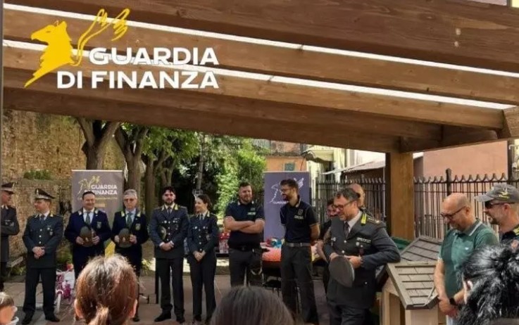 San Benedetto, il Comando provinciale della Guardia di Finanza dona libri e giocattoli a bambini e ragazzi della casa famiglia ‘Santa Gemma’